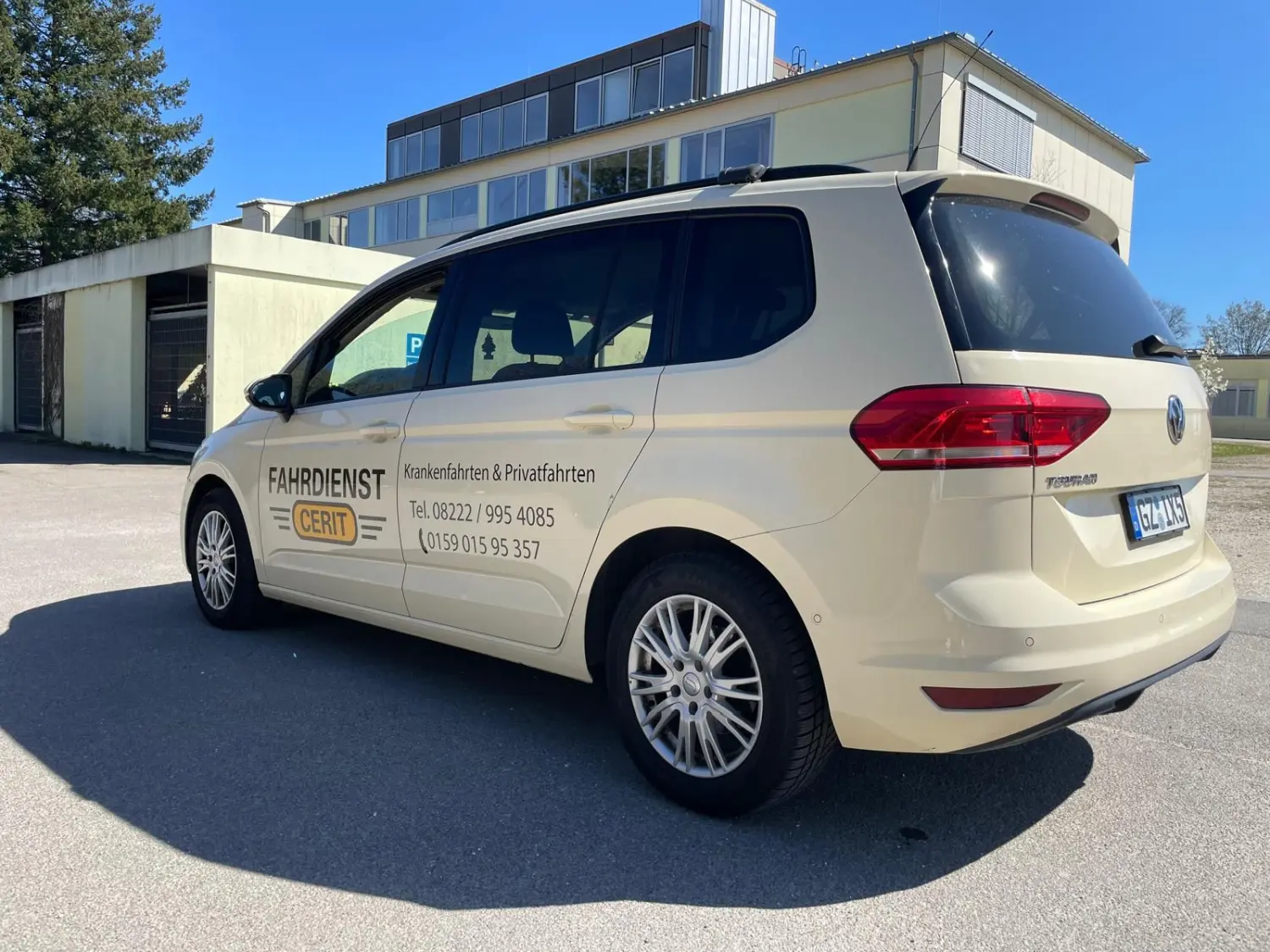 Fahrdienst Cerit- weißes CERIT-Taxi seltene Ansicht