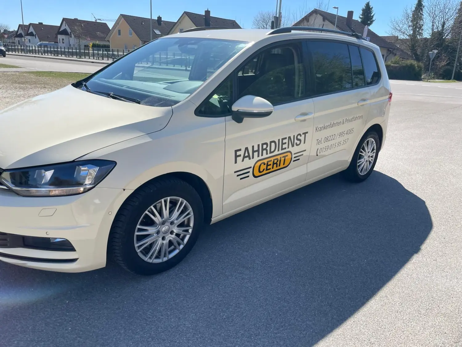 Fahrdienst Cerit – weißes CERIT-Taxi, Vorderansicht