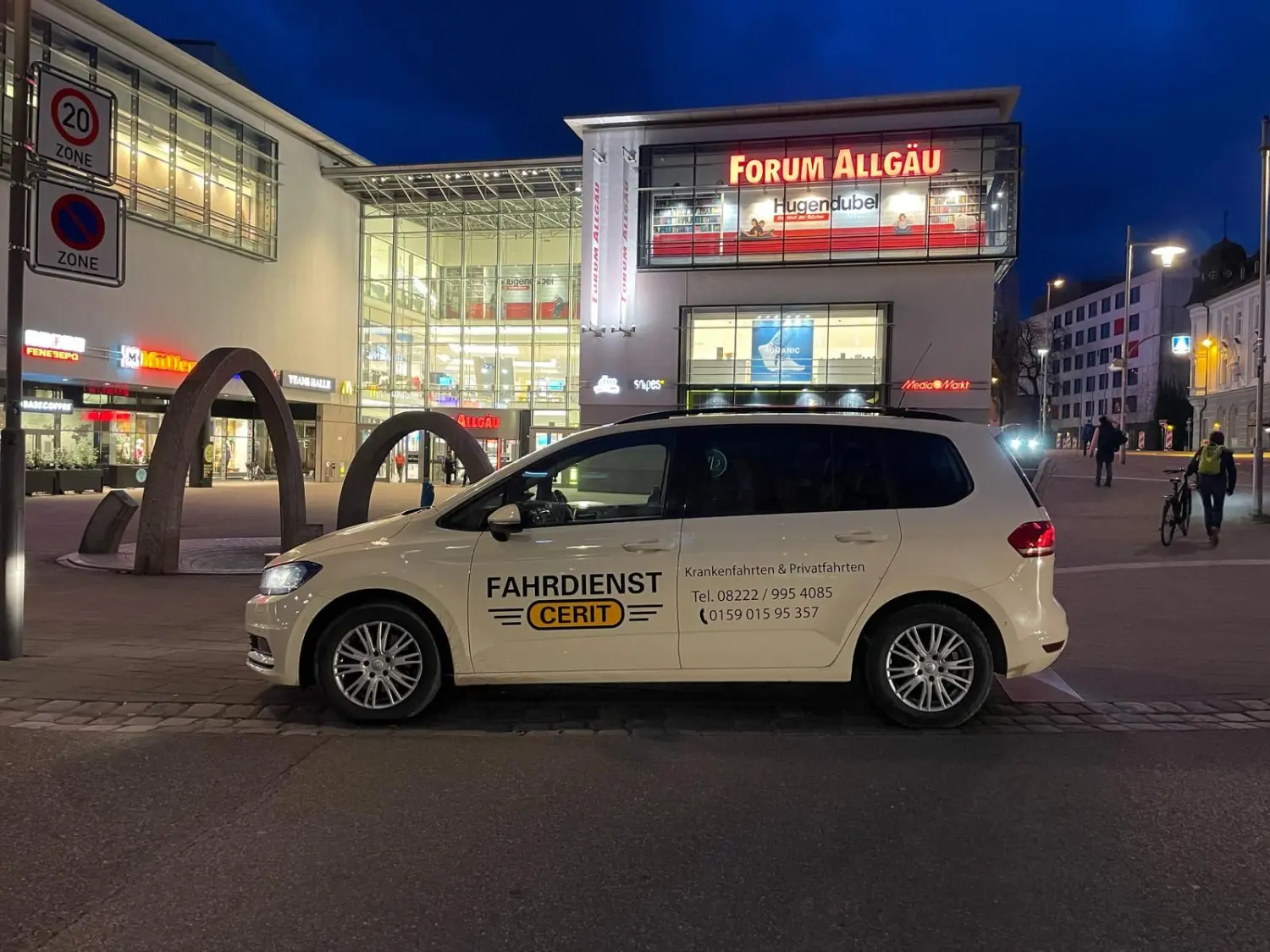 Fahrdienst Cerit – weißes CERIT-Taxi, Seitenansicht