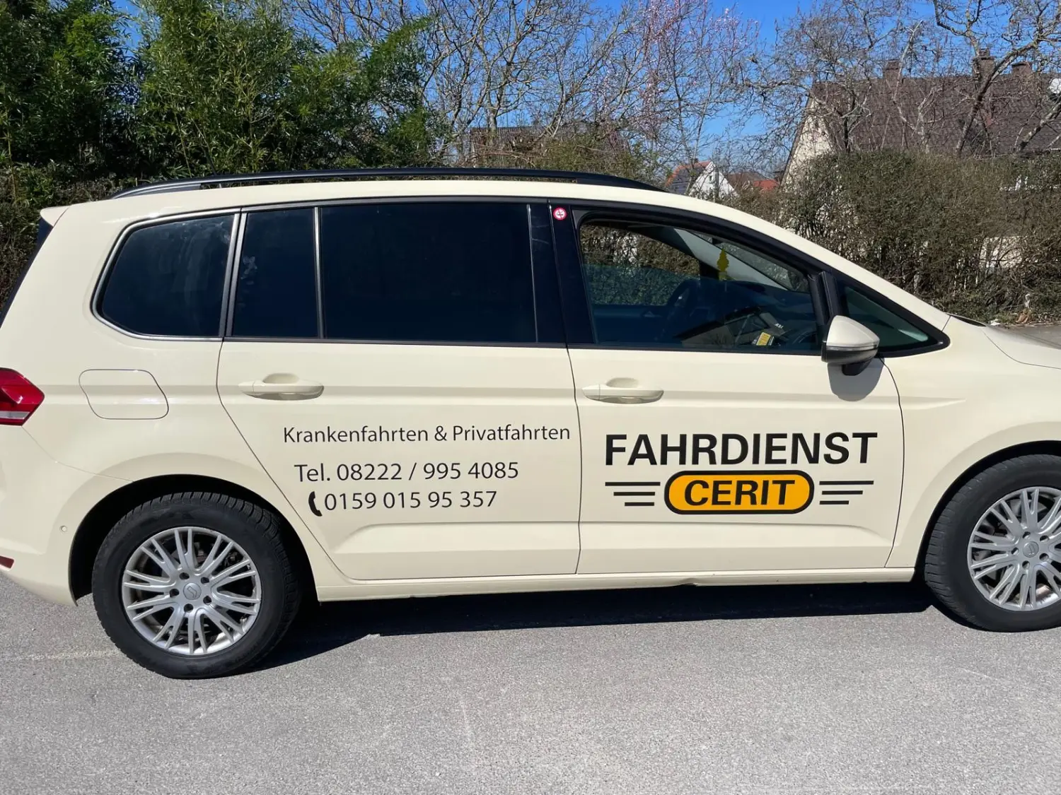Fahrdienst Cerit – weißes CERIT-Taxi, Seitenansicht