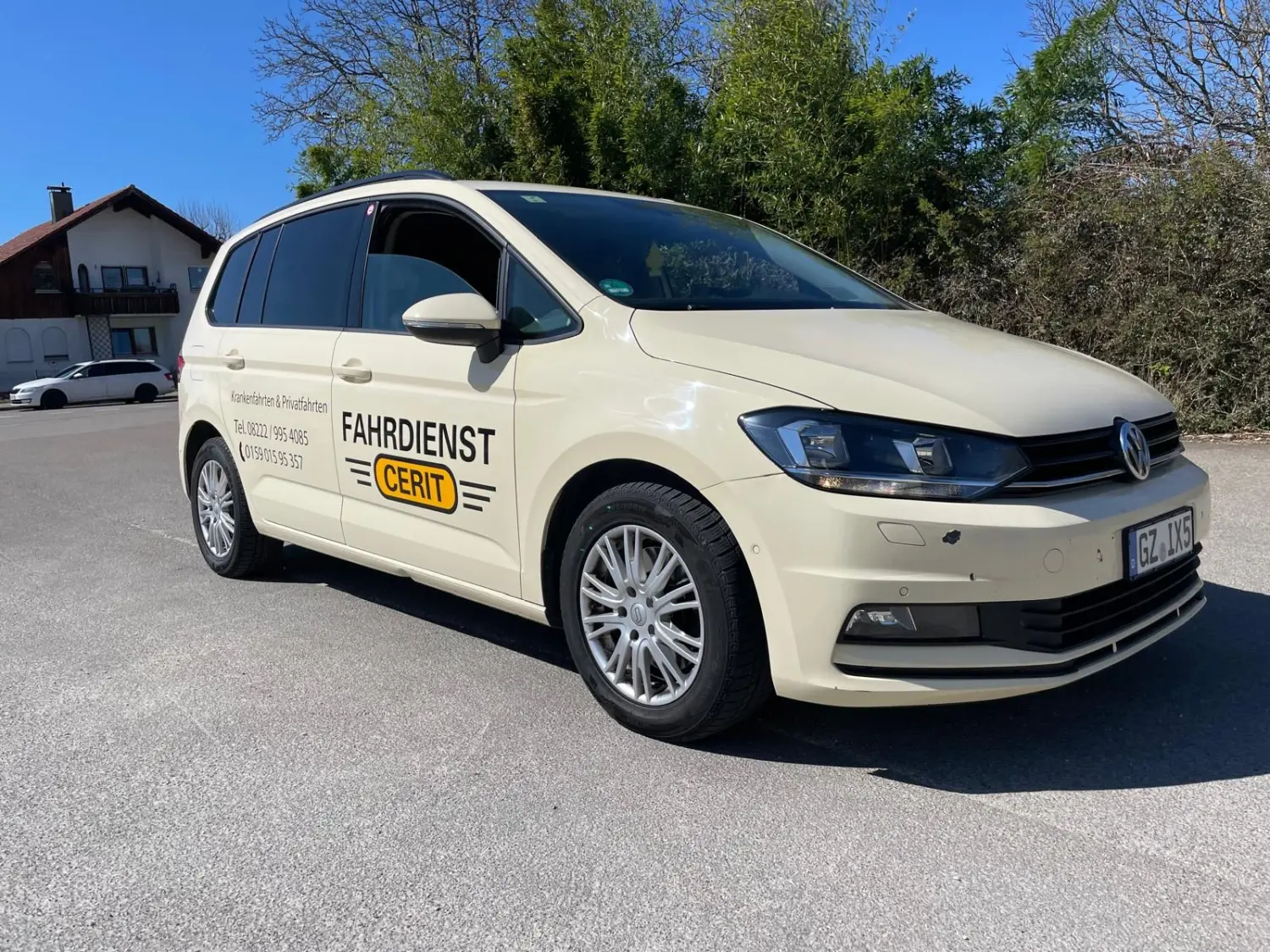 Fahrdienst Cerit – weißes CERIT-Taxi, Vorderansicht